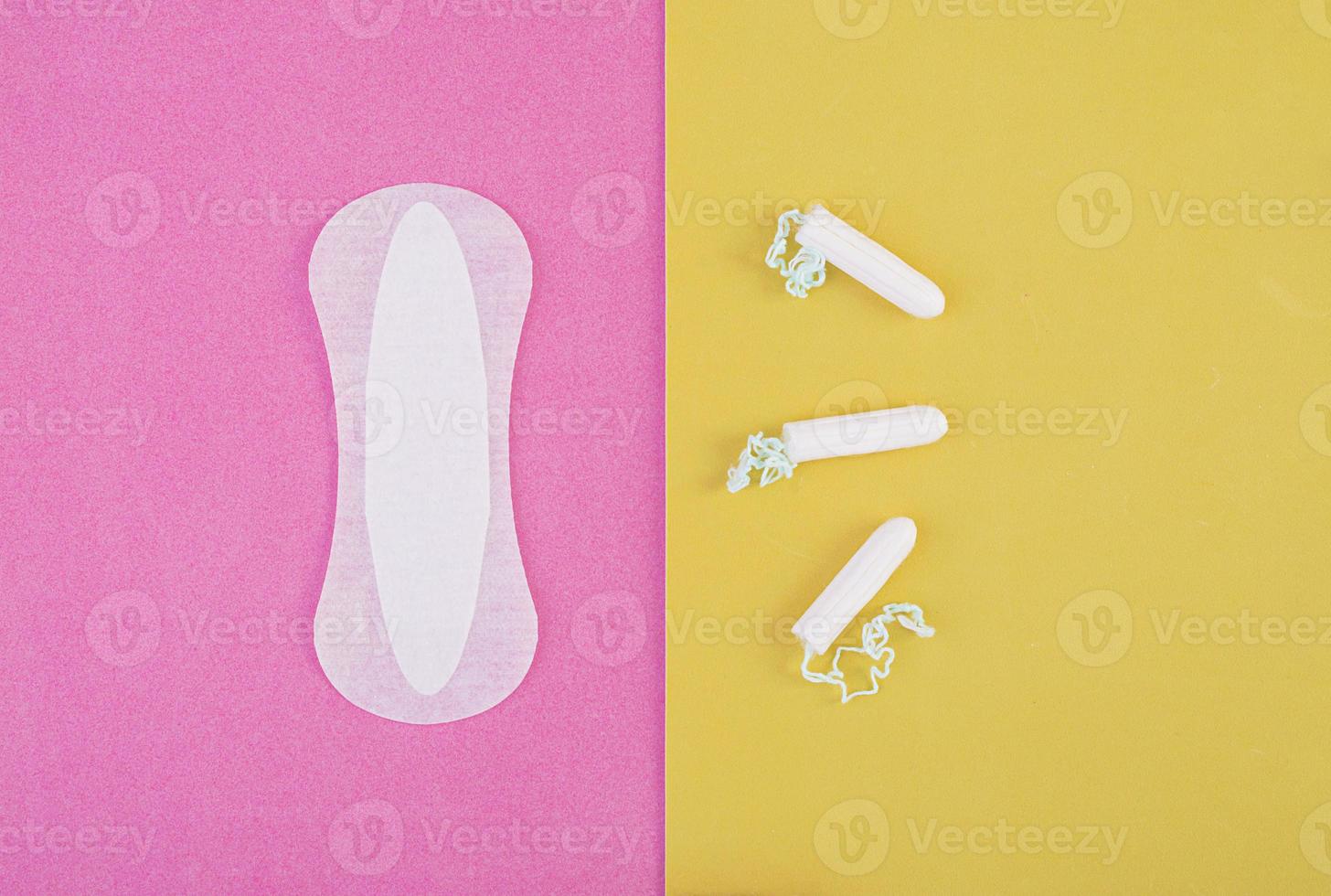 cura dell'igiene nei giorni critici. scegliendo tra assorbente e assorbente. ciclo mestruale. prodotti per l'igiene delle donne. vista dall'alto foto
