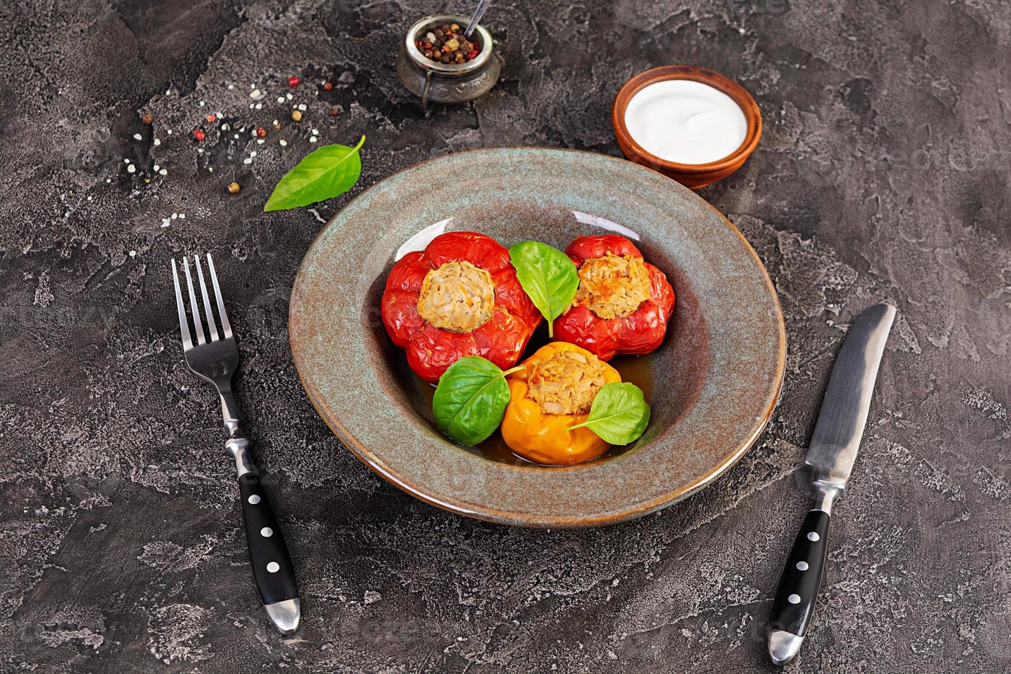 peperoni ripieni colorati con riso e carne macinata su fondo di legno. foto