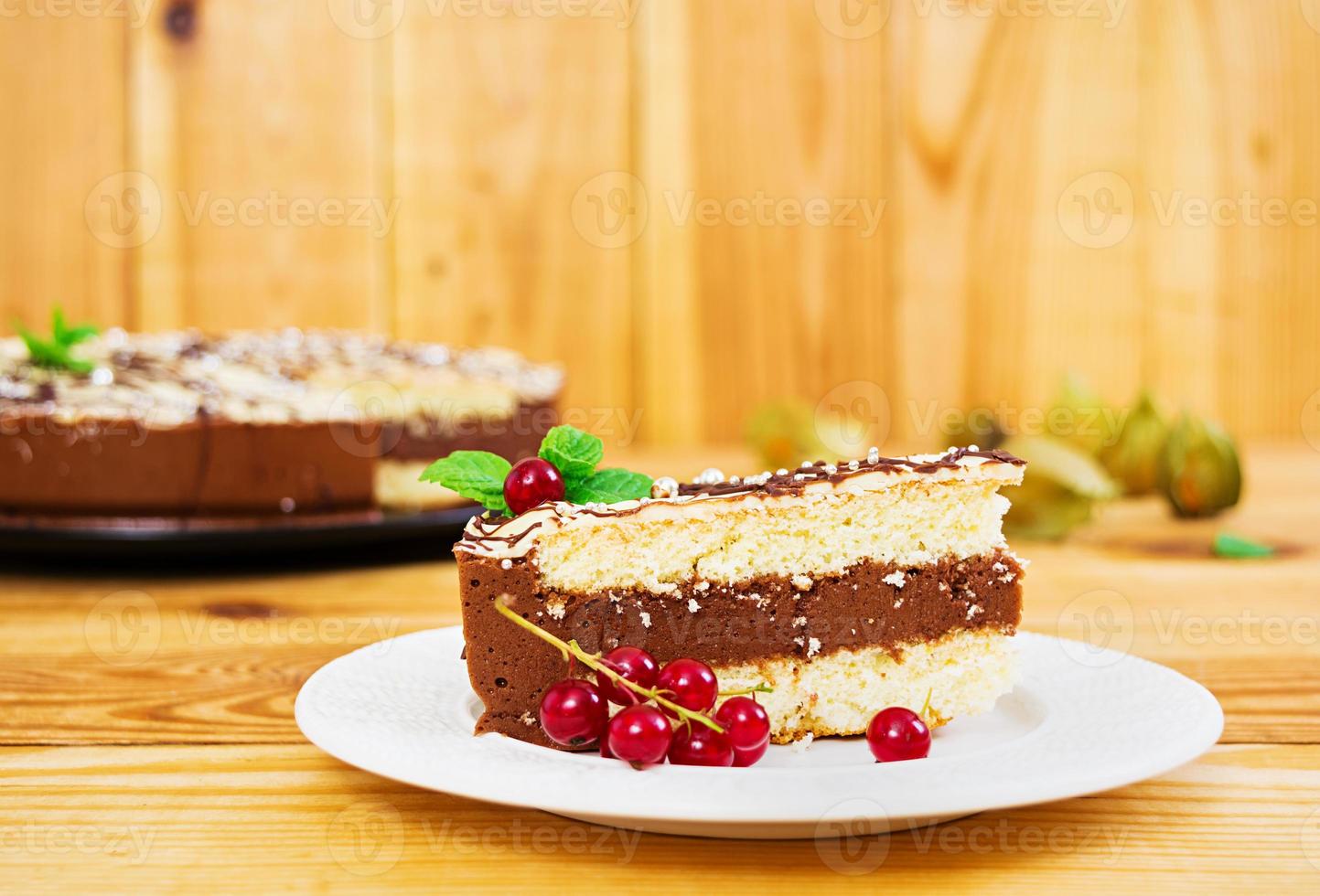 torta al latte di piccione su fondo di legno foto