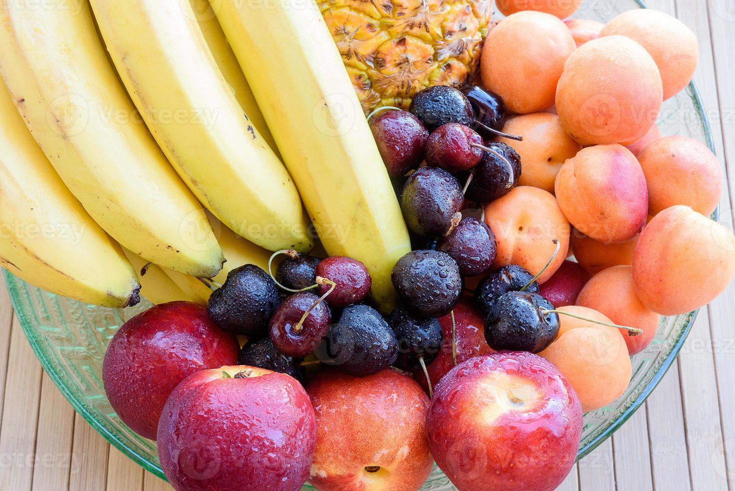 composizione di frutta molto colorata, vista dall'alto. foto