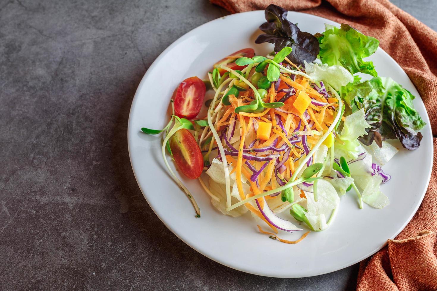 insalata di verdure cibo vegetariano sano su un piatto foto