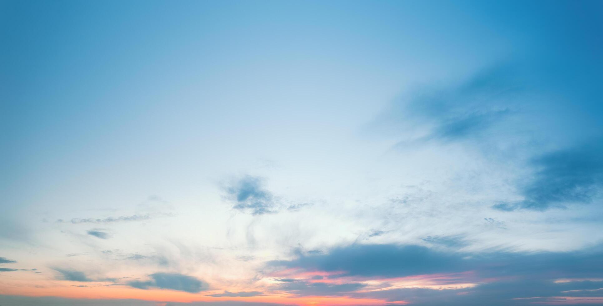 modello di cielo blu tramonto con nuvole rampicanti foto