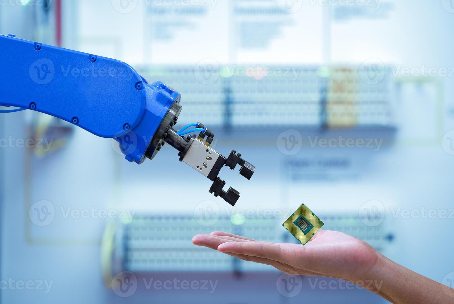 processore chipset cpu a disposizione umana per l'invio al robot di automazione foto