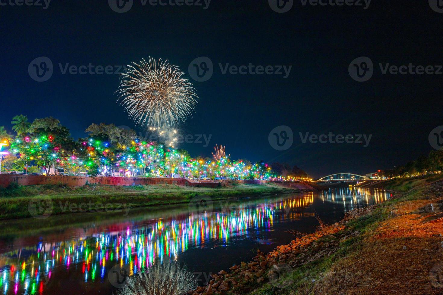 fuochi d'artificio sul lungomare con luci a phitsanulok, tailandia. foto