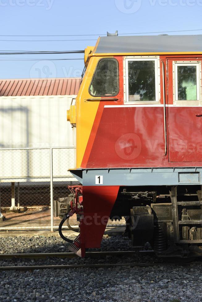 il treno corre sui binari. foto