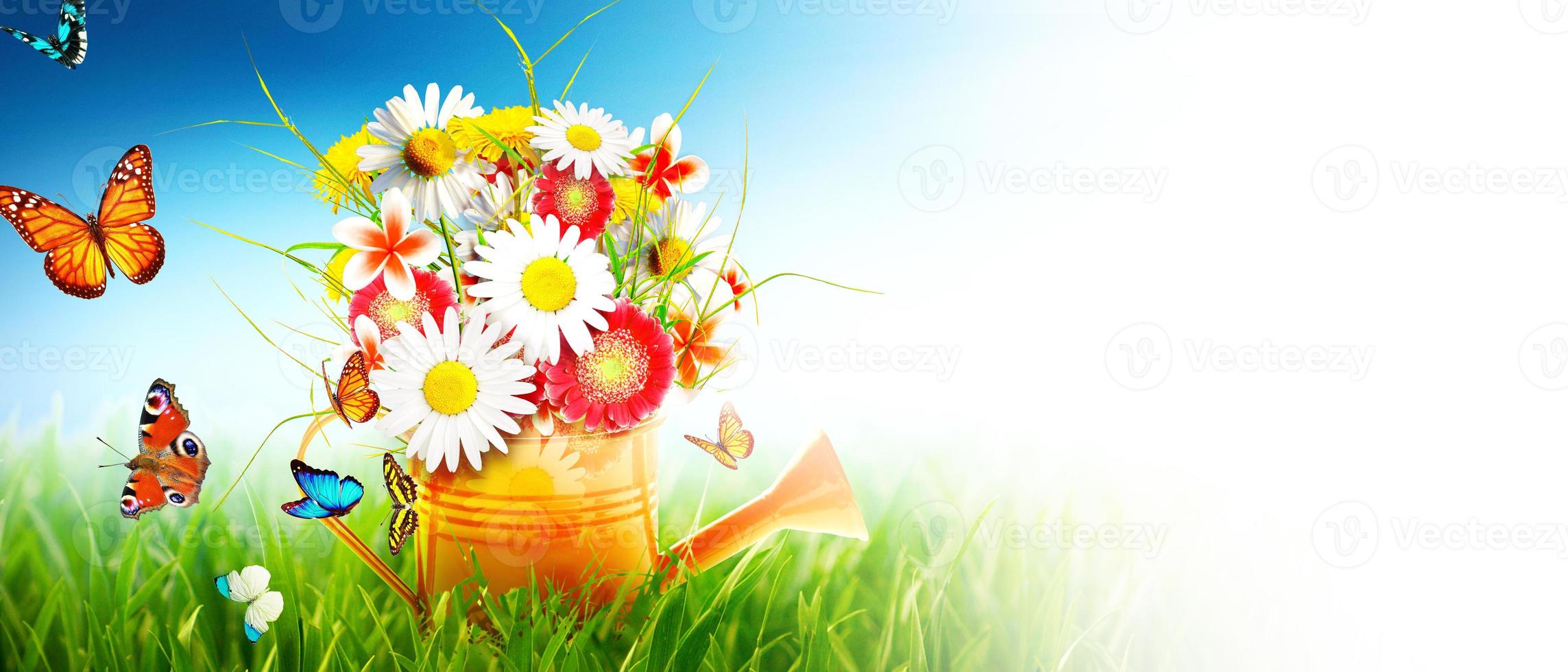 bouquet di fiori selvatici colorati in un annaffiatoio. concetto di primavera e giardinaggio. foto