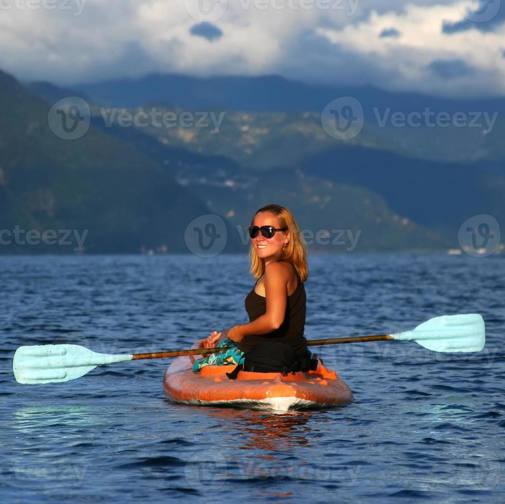 giovane donna in kayak foto
