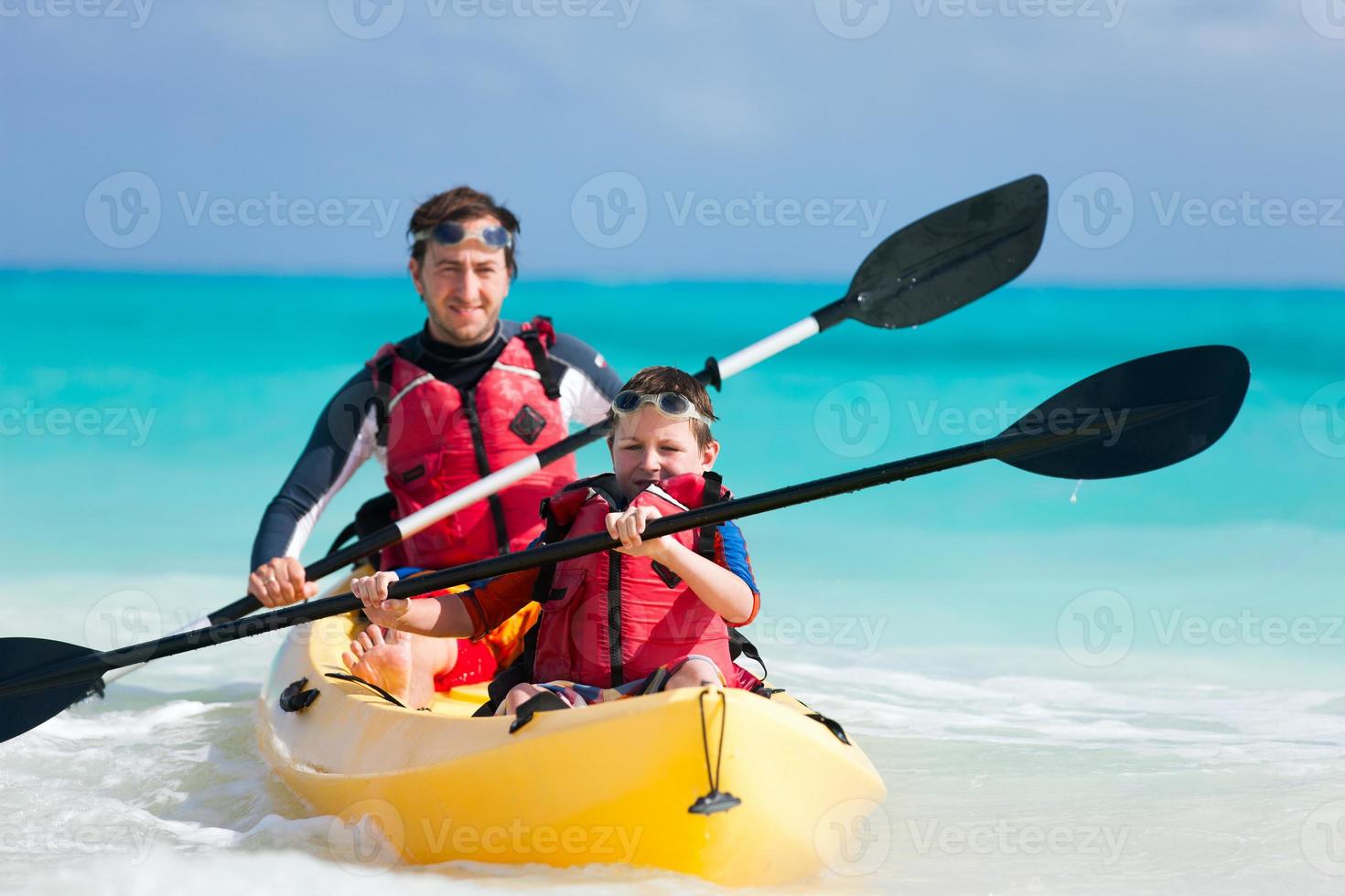 padre e figlio in kayak foto