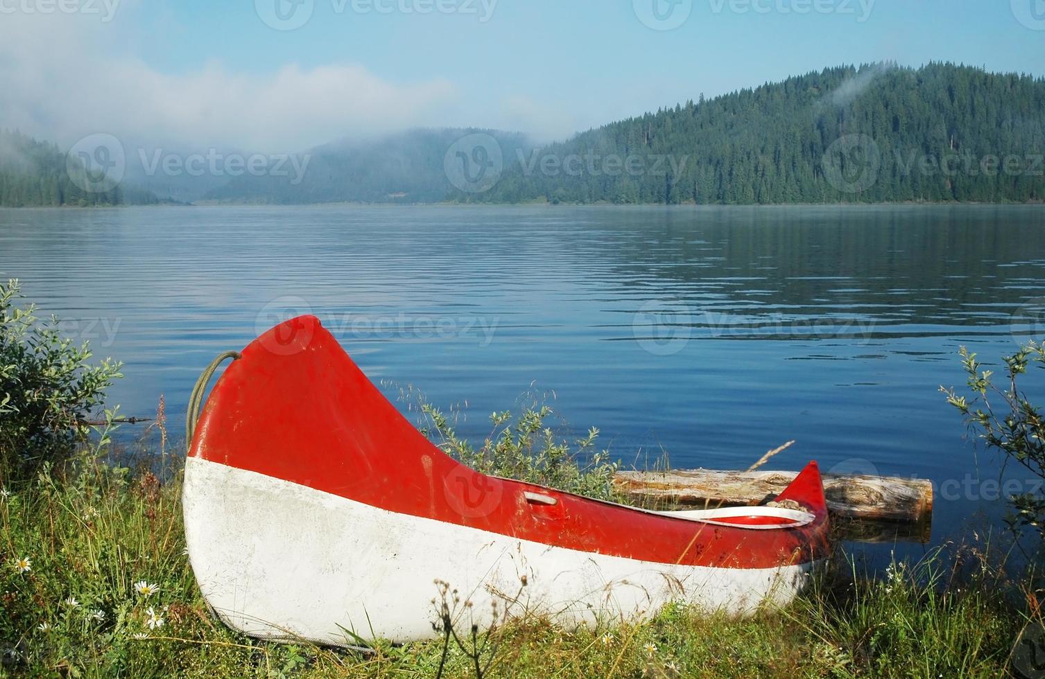 canoa vicino al lago foto