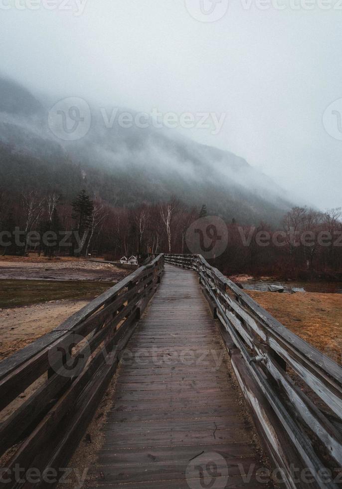 sentiero in legno per montagne nebbiose foto