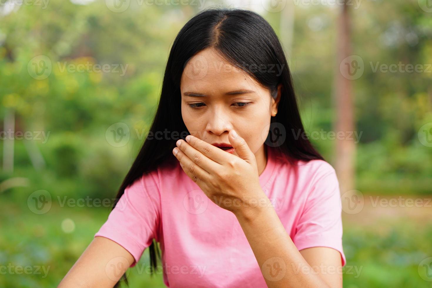 le donne asiatiche hanno il naso che prude. foto