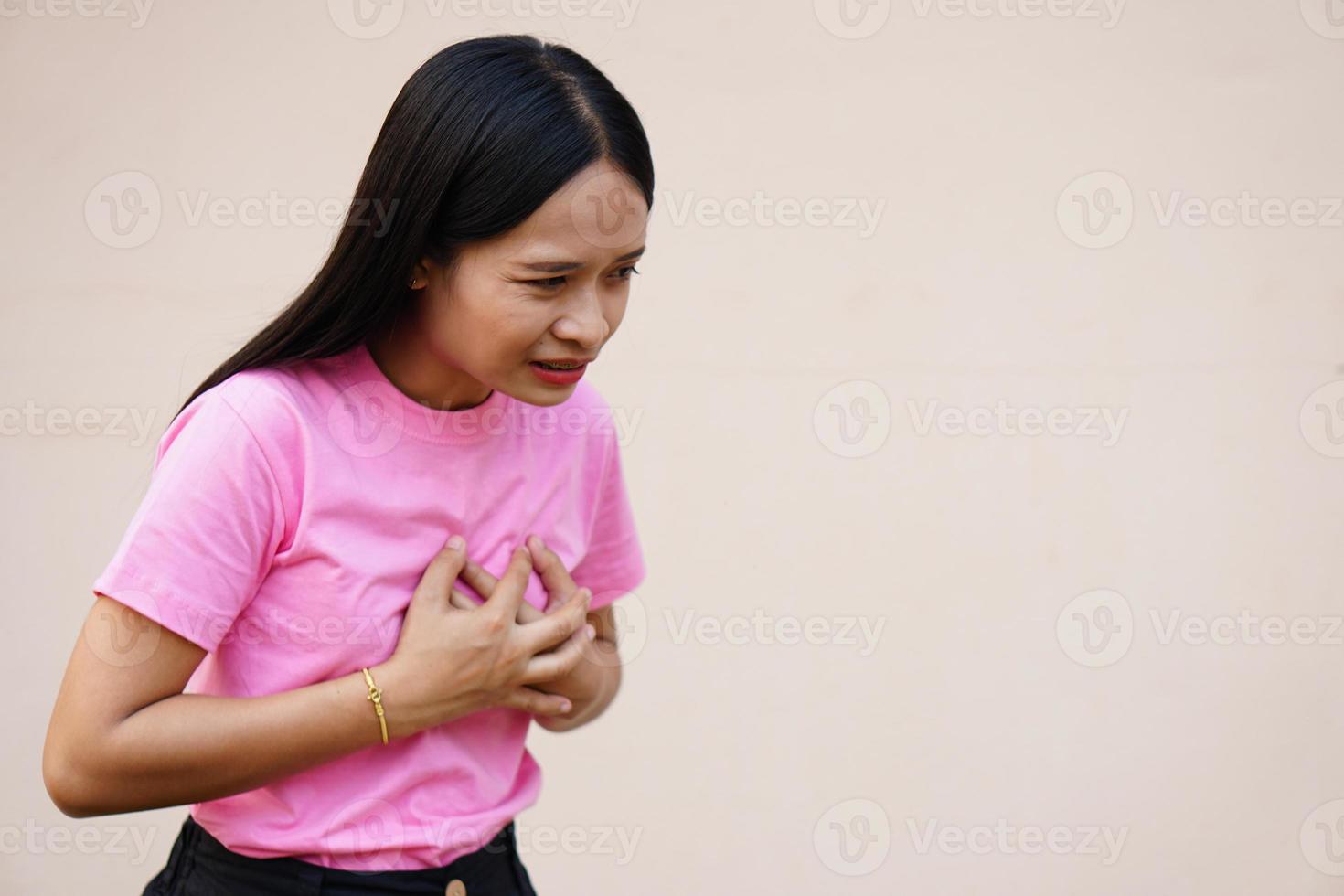 le donne asiatiche hanno senso di costrizione toracica. causato da malattie cardiache foto