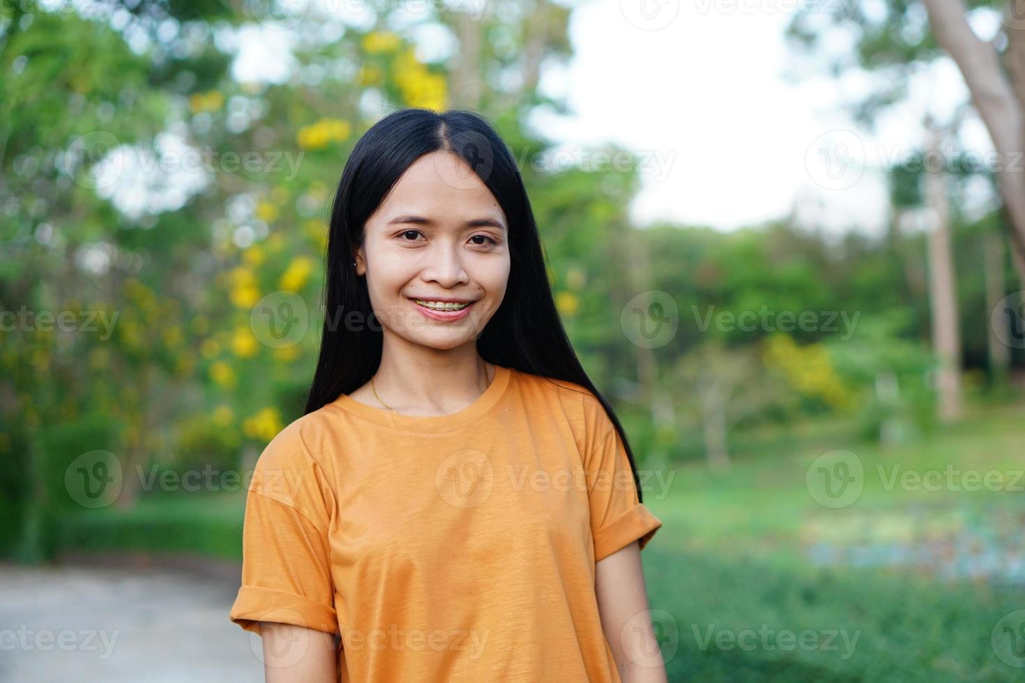 i turisti asiatici della donna sorridono felicemente. foto