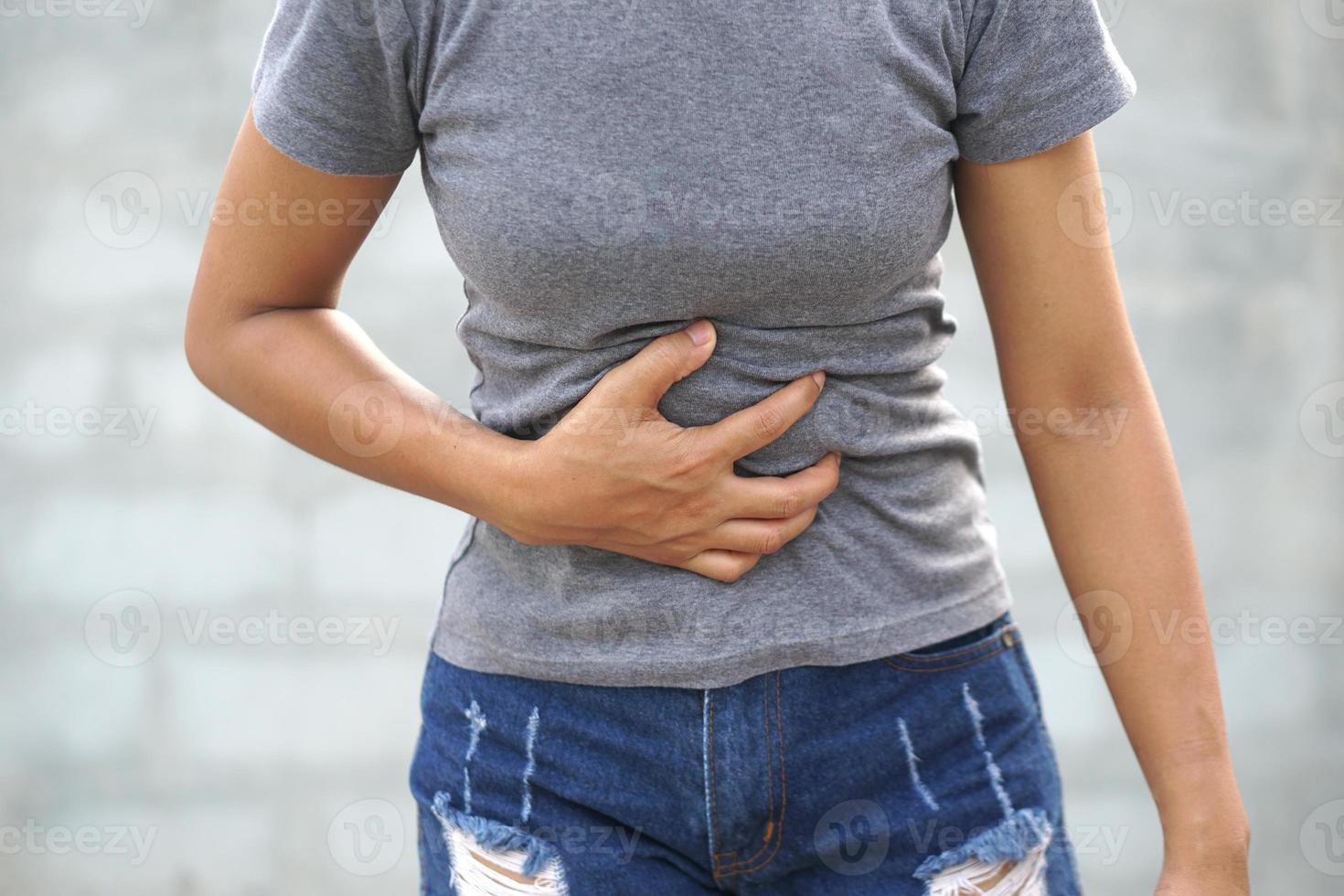 la donna soffre di stomaco.gastrite cronica. concetto di gonfiore addominale foto