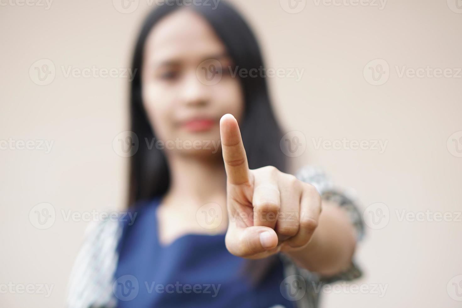 le donne asiatiche usano le mani per selezionare le apparecchiature tecnologiche. foto