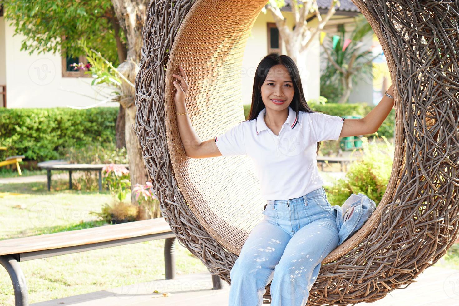 i turisti asiatici della donna sorridono felicemente. foto