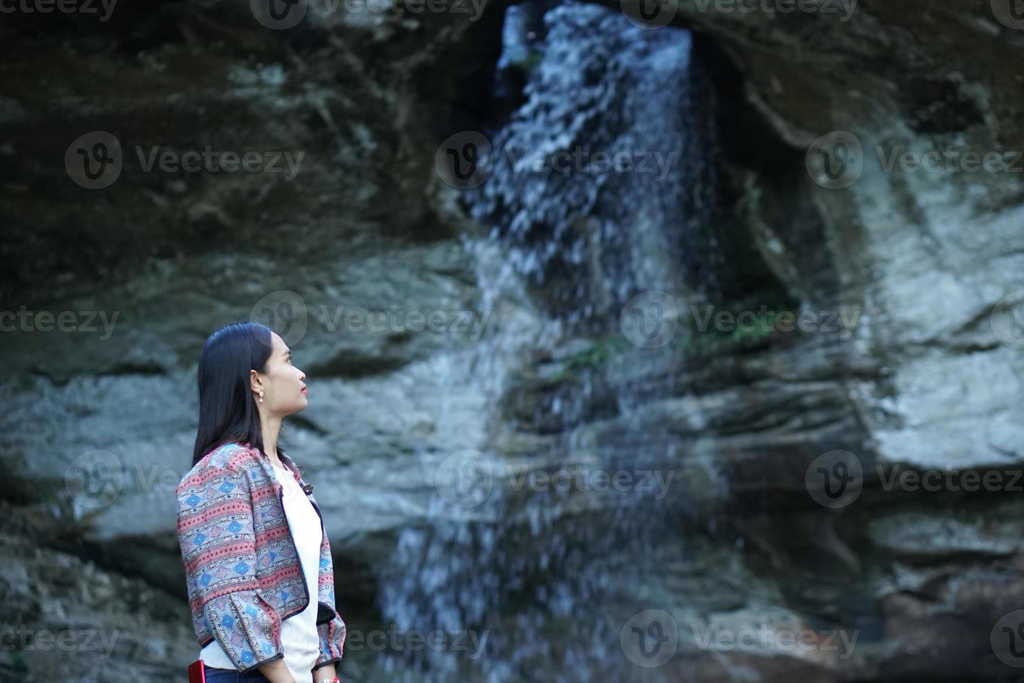 turista femminile sulla montagna che guarda la natura foto