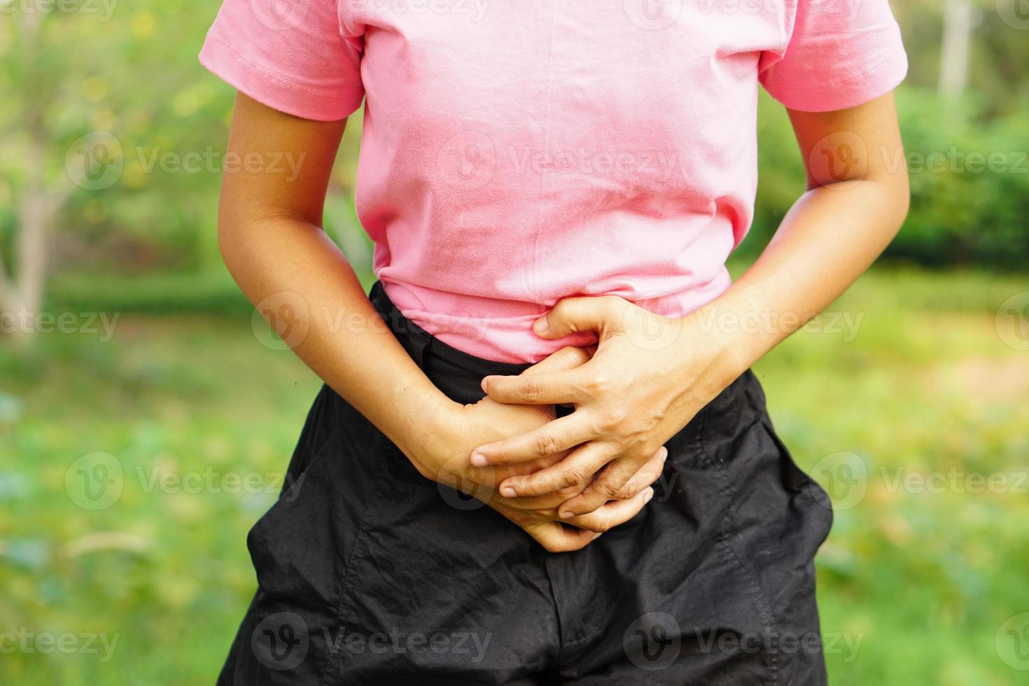 la donna soffre di mal di stomaco gastrite cronica concetto di gonfiore addominale foto