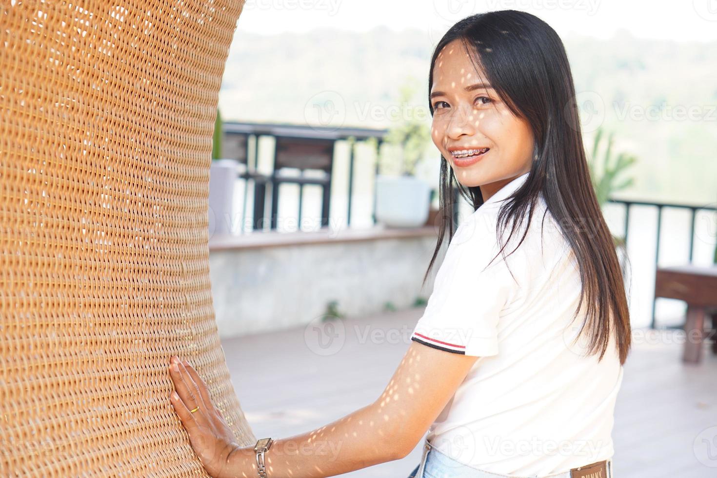 i turisti asiatici della donna sorridono felicemente. foto