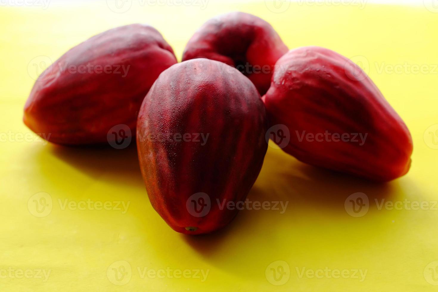 guava d'acqua dolce rossa dolce su sfondo giallo foto