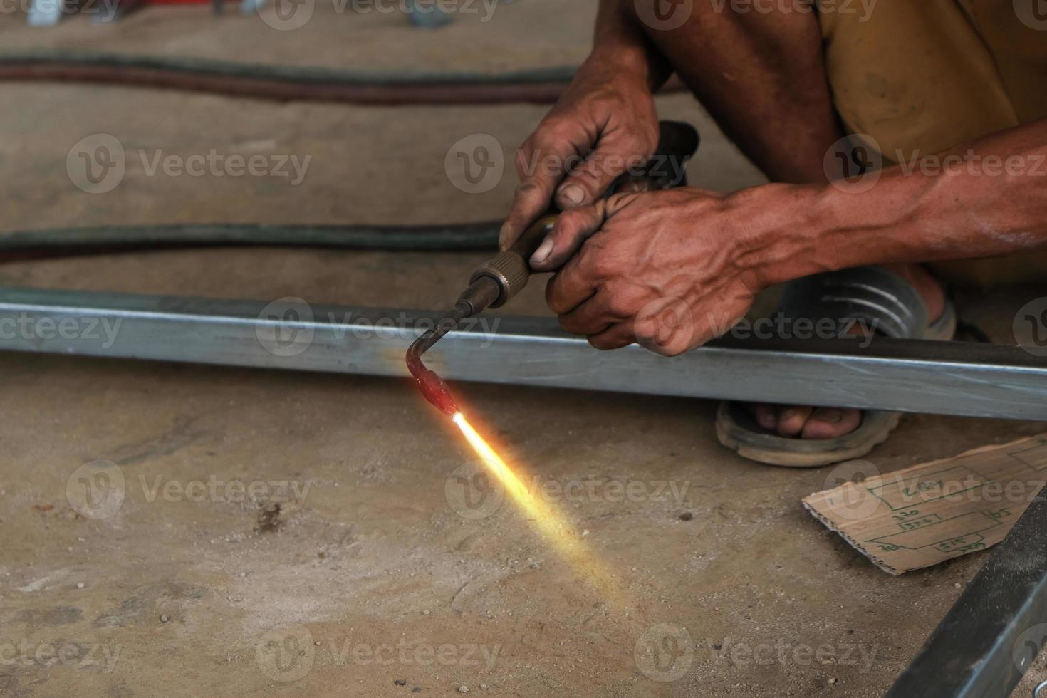 un saldatore maschio sta realizzando una struttura con telaio in acciaio foto