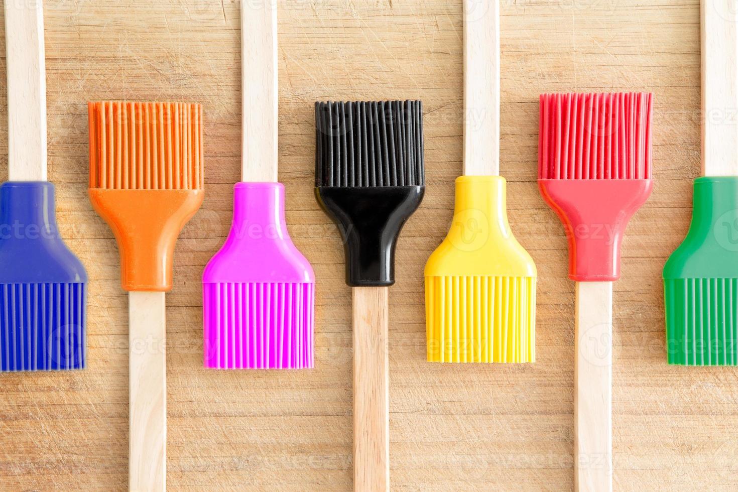 fila di spazzole da cucina con setole colorate foto