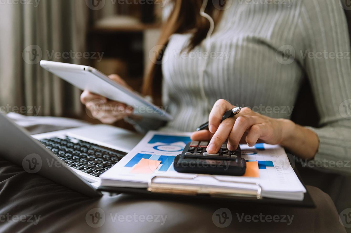 uomo della mano che fa le finanze e sulla scrivania sui costi in ufficio. foto