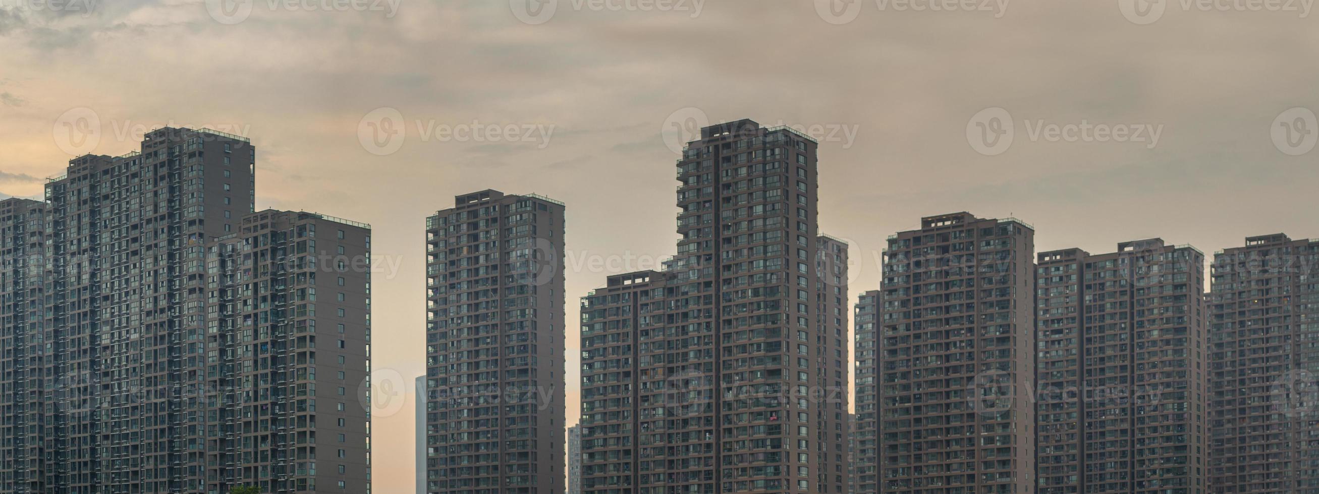 fila di edifici residenziali in Cina all'alba foto