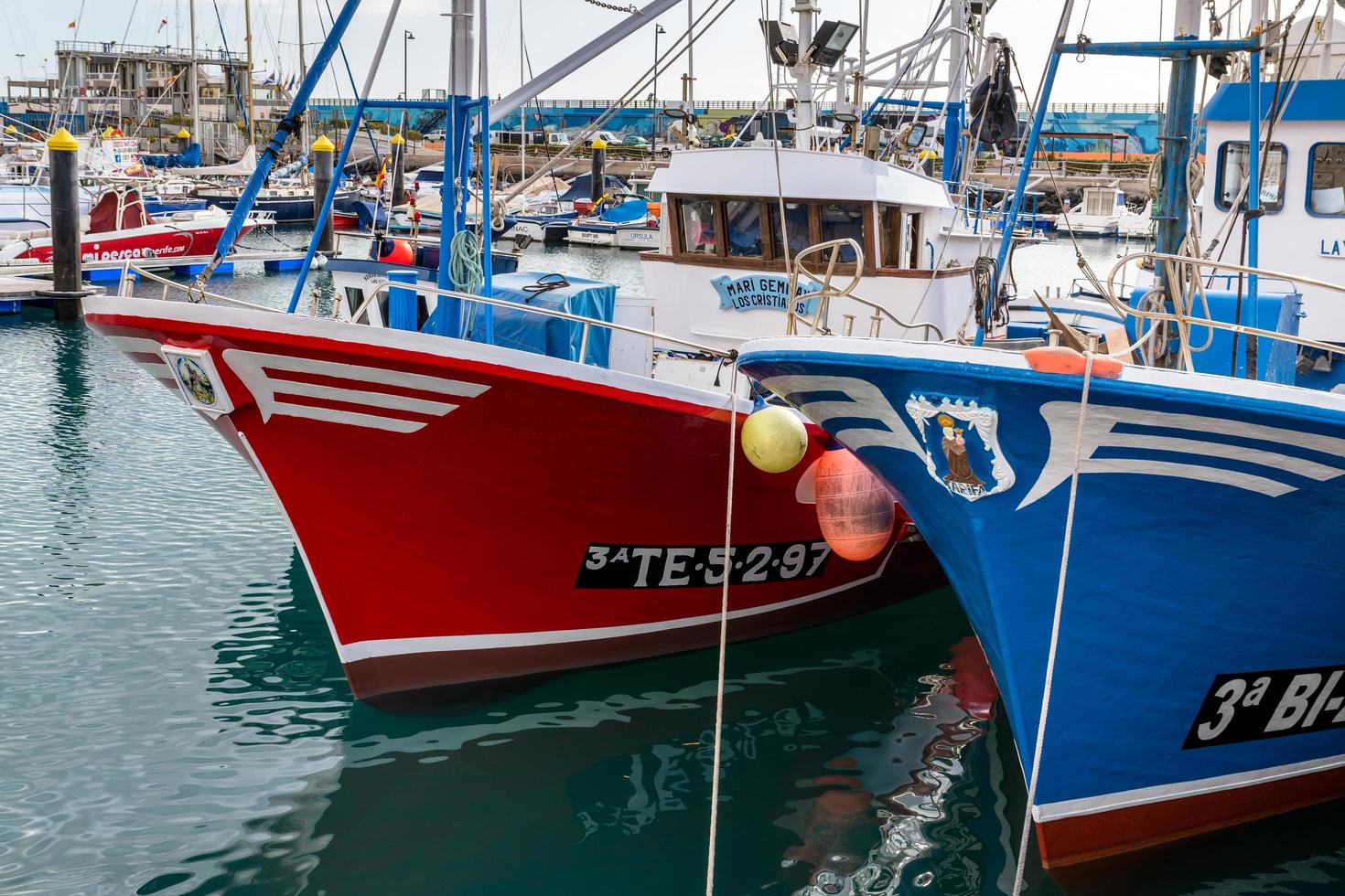 los christianos, tenerife, spagna, 2015. barche da pesca ormeggiate nel porto foto