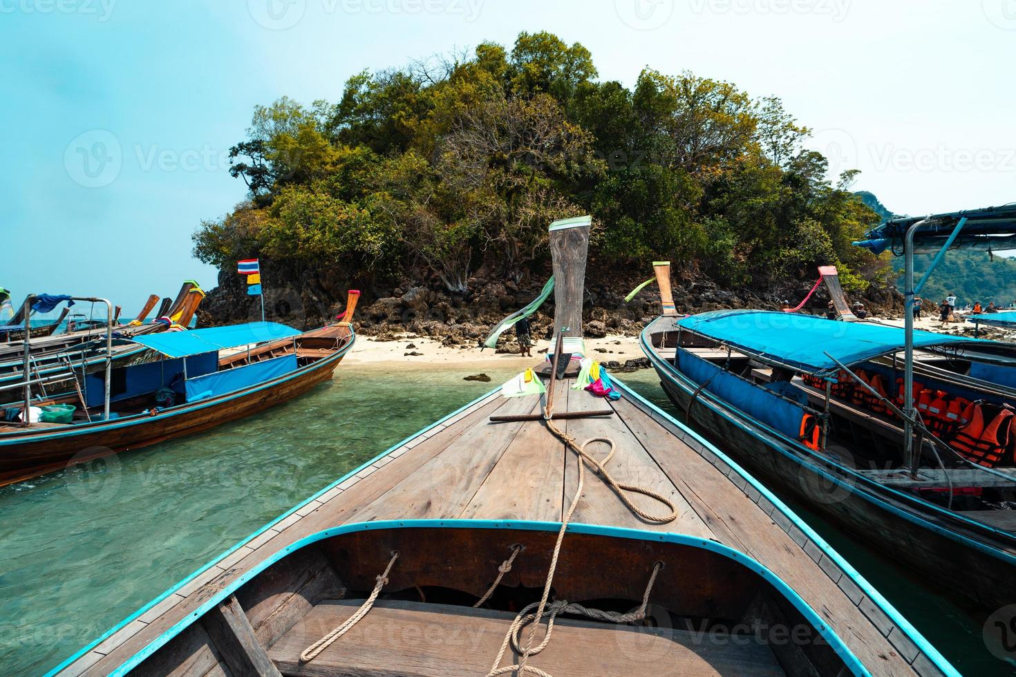 gita in barca, vista sull'isola e sul mare da una barca a coda lunga foto