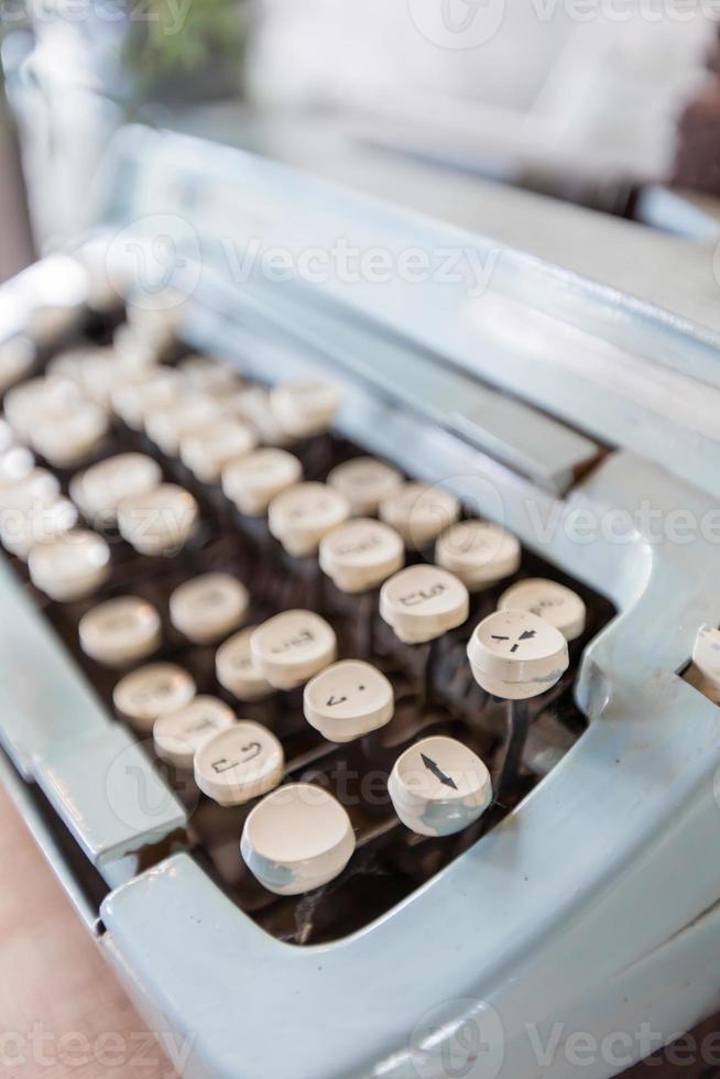 vecchie chiavi della macchina da scrivere manuale in lingua tailandese. foto