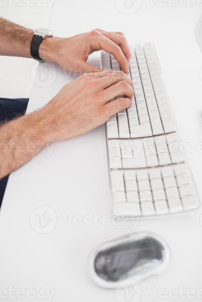 uomo d'affari digitando sulla tastiera del computer foto