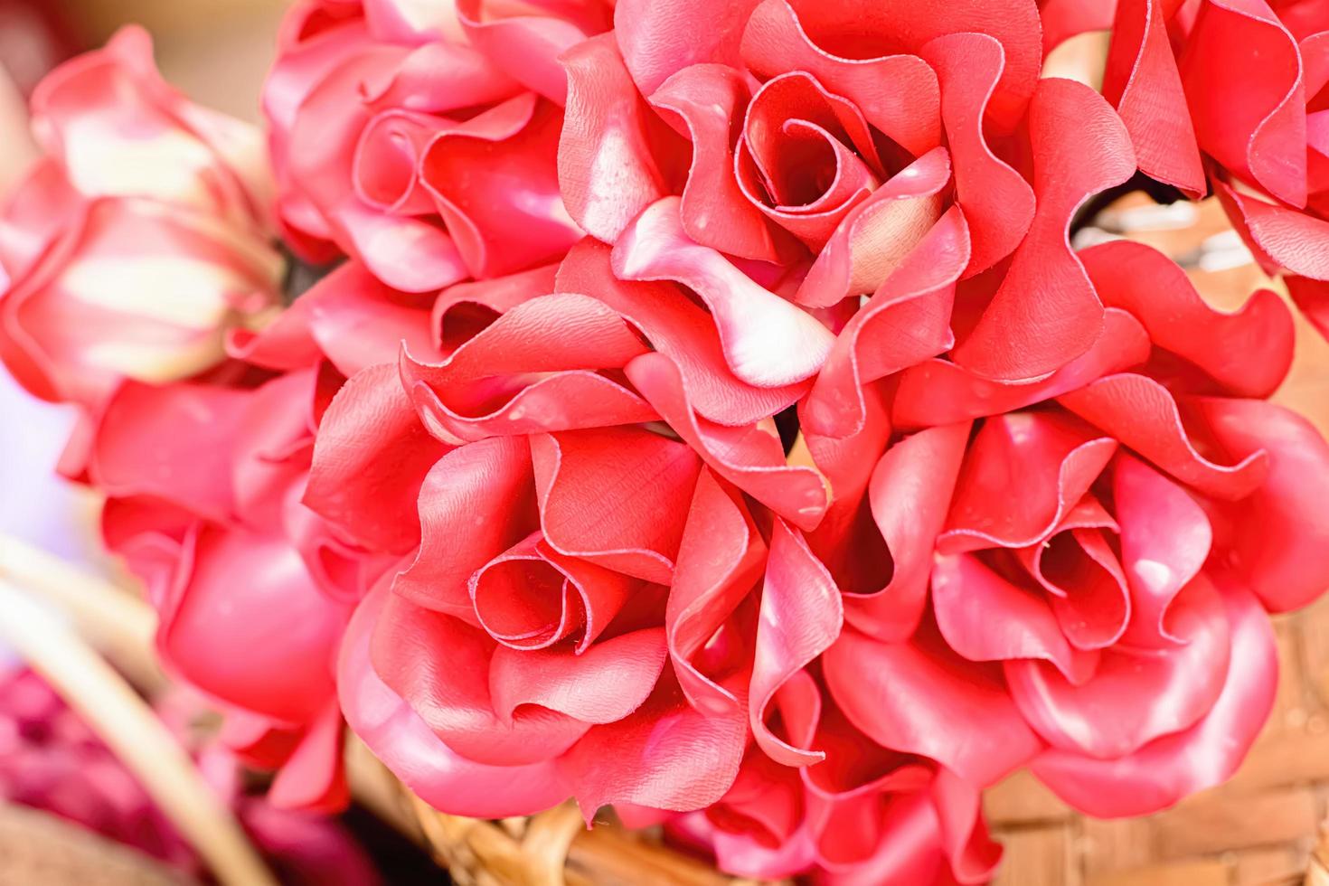 fiori artificiali di rosa foto