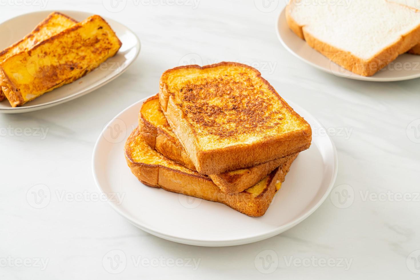 toast alla francese su piatto bianco foto