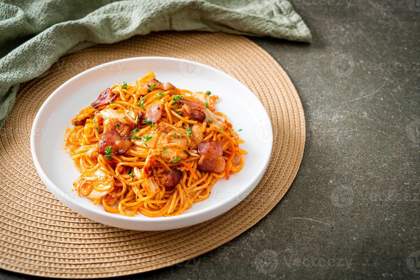 spaghetti saltati in padella con kimchi e pancetta foto