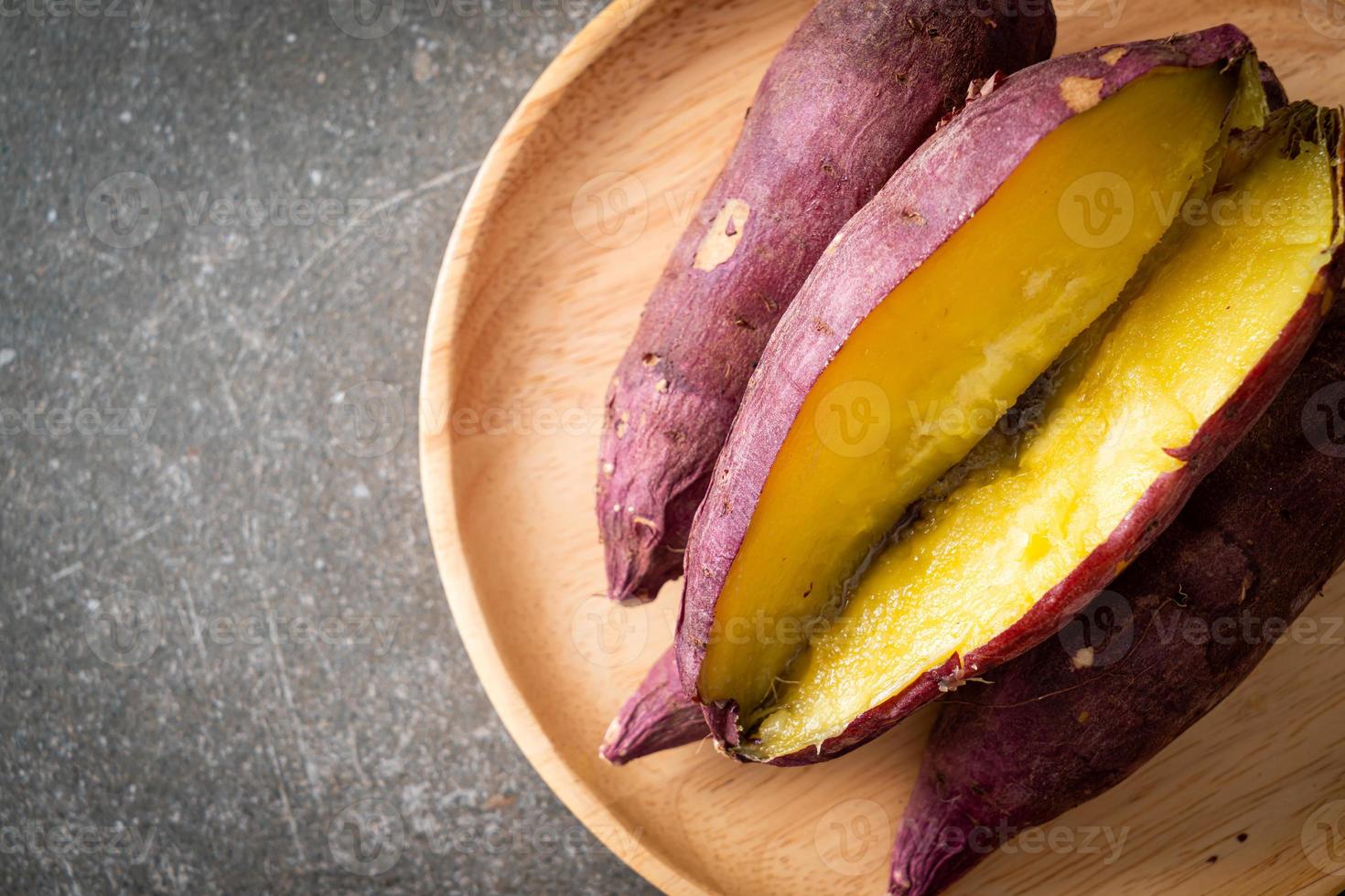 patate dolci giapponesi alla griglia o al forno su piatto di legno foto