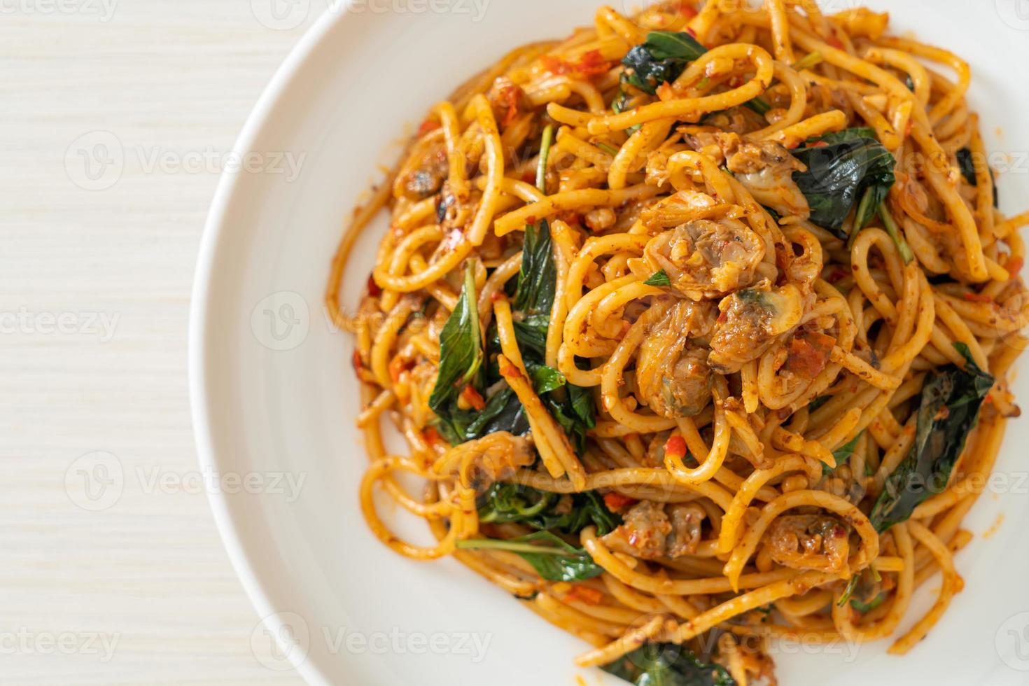 Spaghetti saltati con vongole veraci e pasta di peperoncino foto