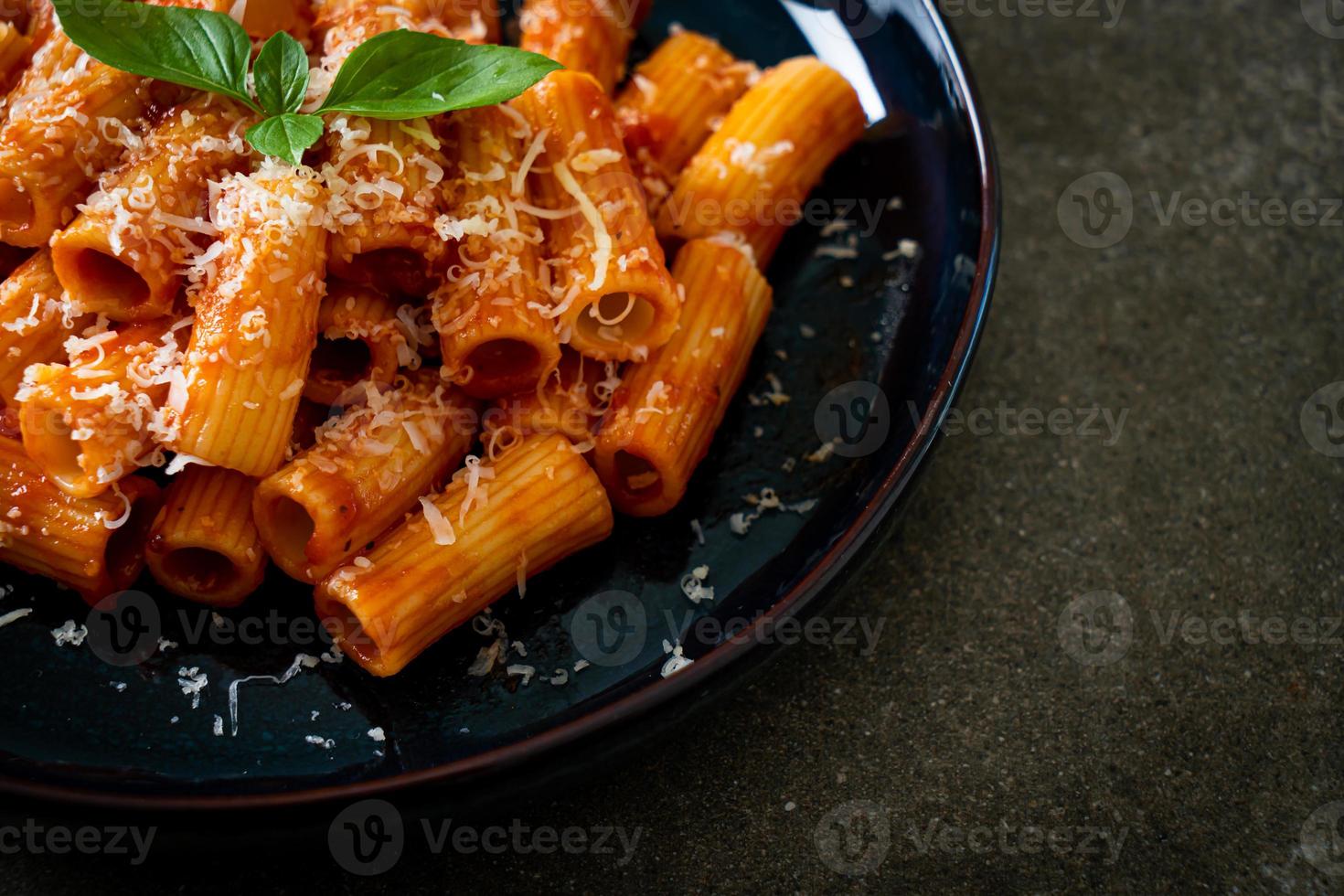 rigatoni al sugo di pomodoro e formaggio foto