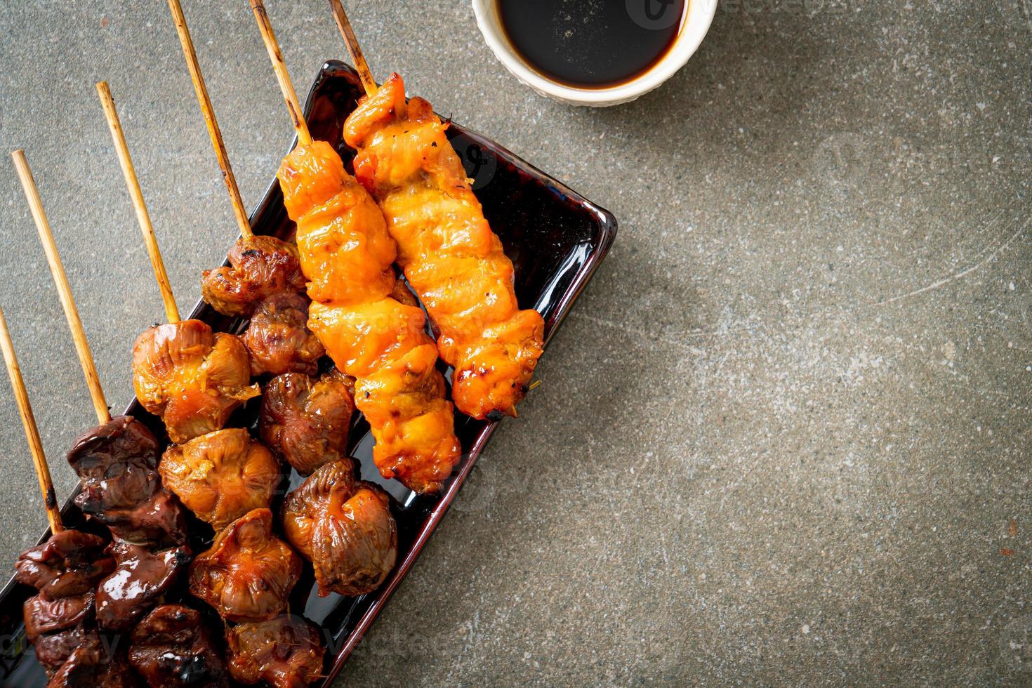 grigliata di pollo giapponese o yakitori serviti in stile izakaya foto