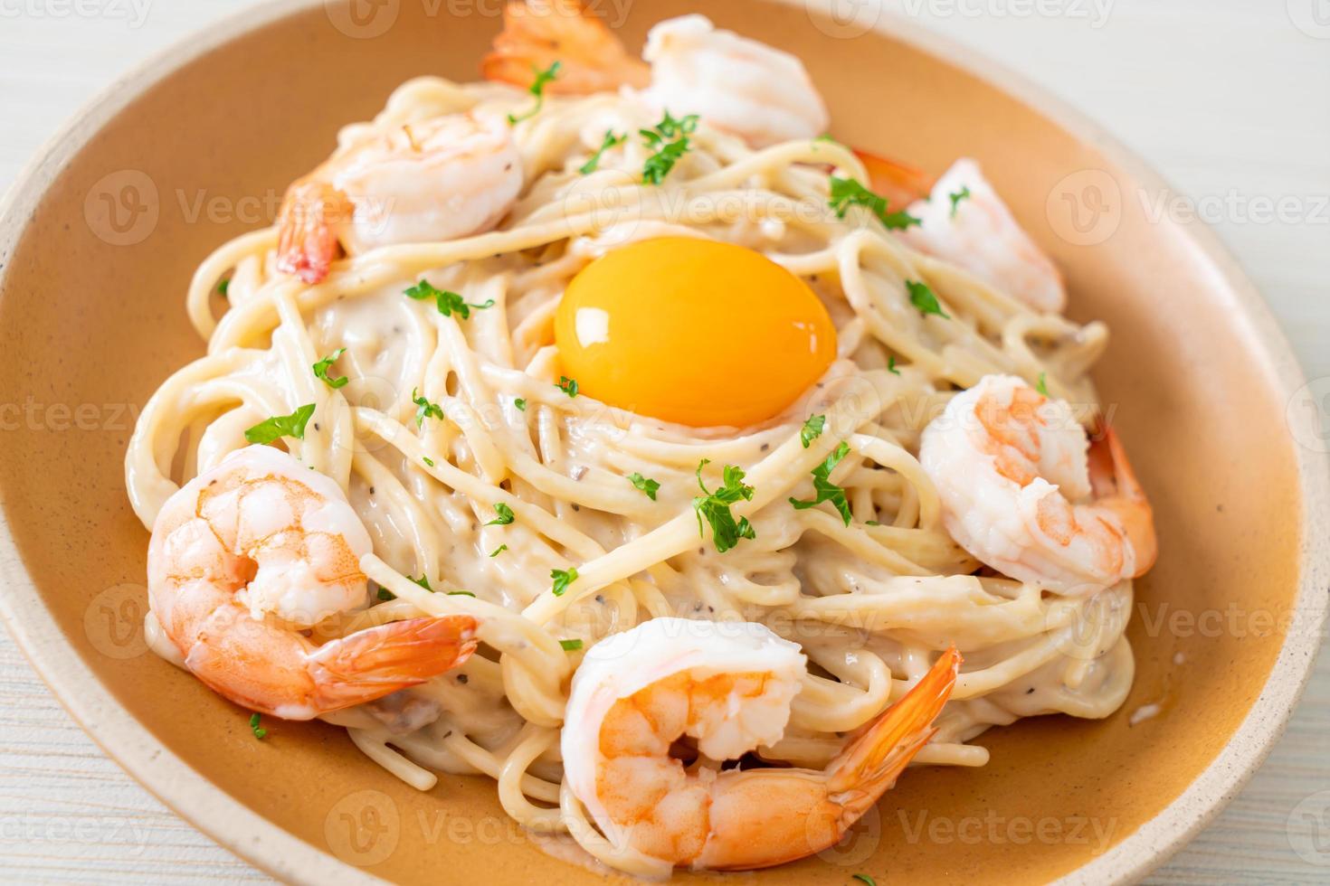 salsa bianca di spaghetti con gamberi e tuorlo d'uovo foto