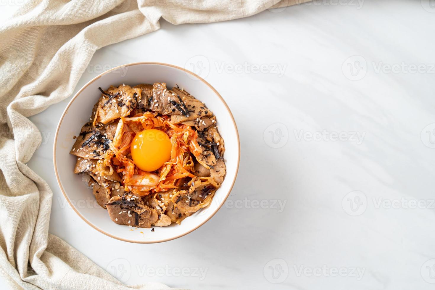 ciotola di riso bulgogi di maiale con kimchi e uovo sottaceto coreano foto