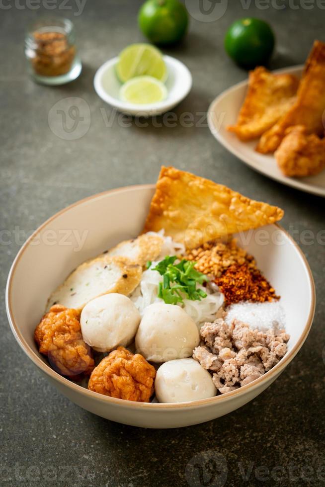 piccole tagliatelle di riso piatte piccanti con polpette di pesce e polpette di gamberetti senza zuppa foto