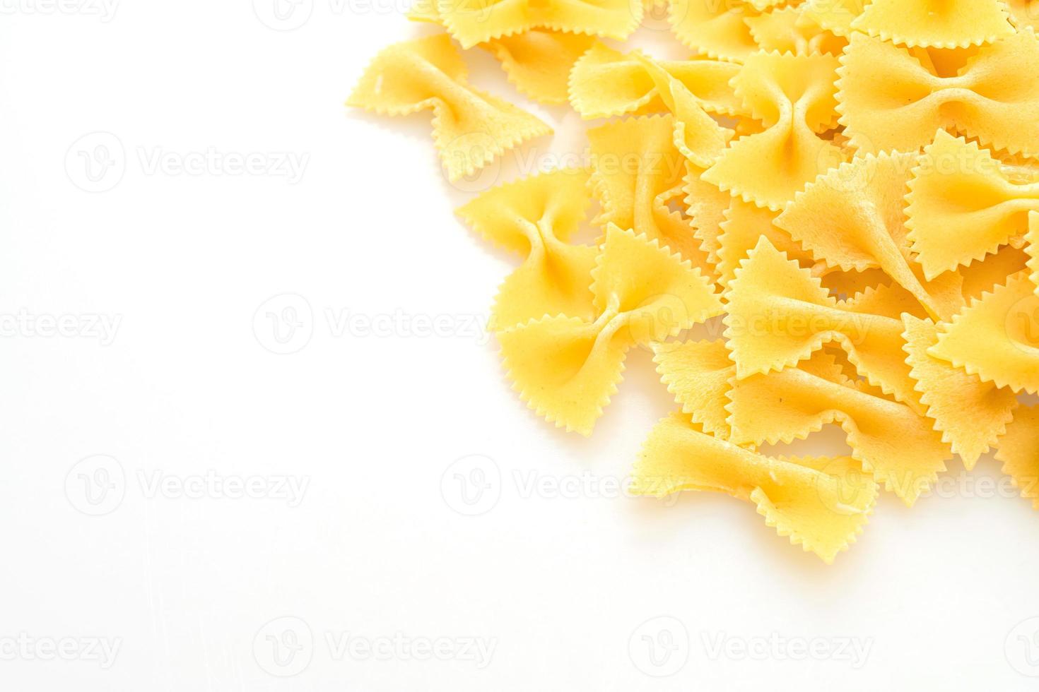 pasta secca di farfalle cruda su sfondo bianco foto