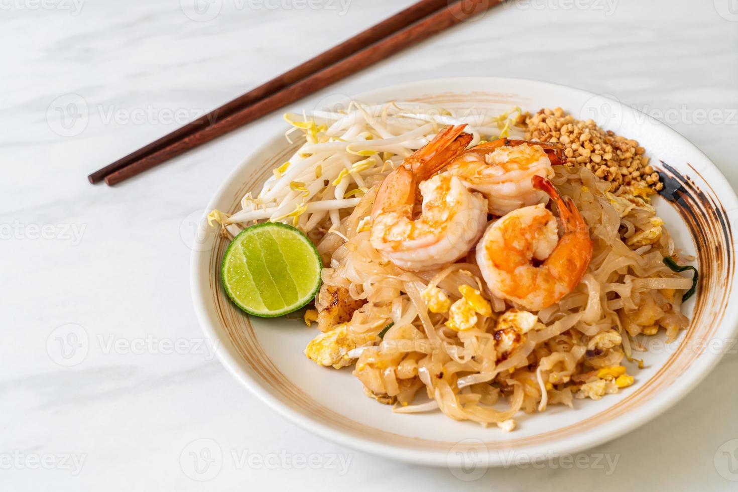 noodles saltati in padella con gamberi e germogli o pad thai foto