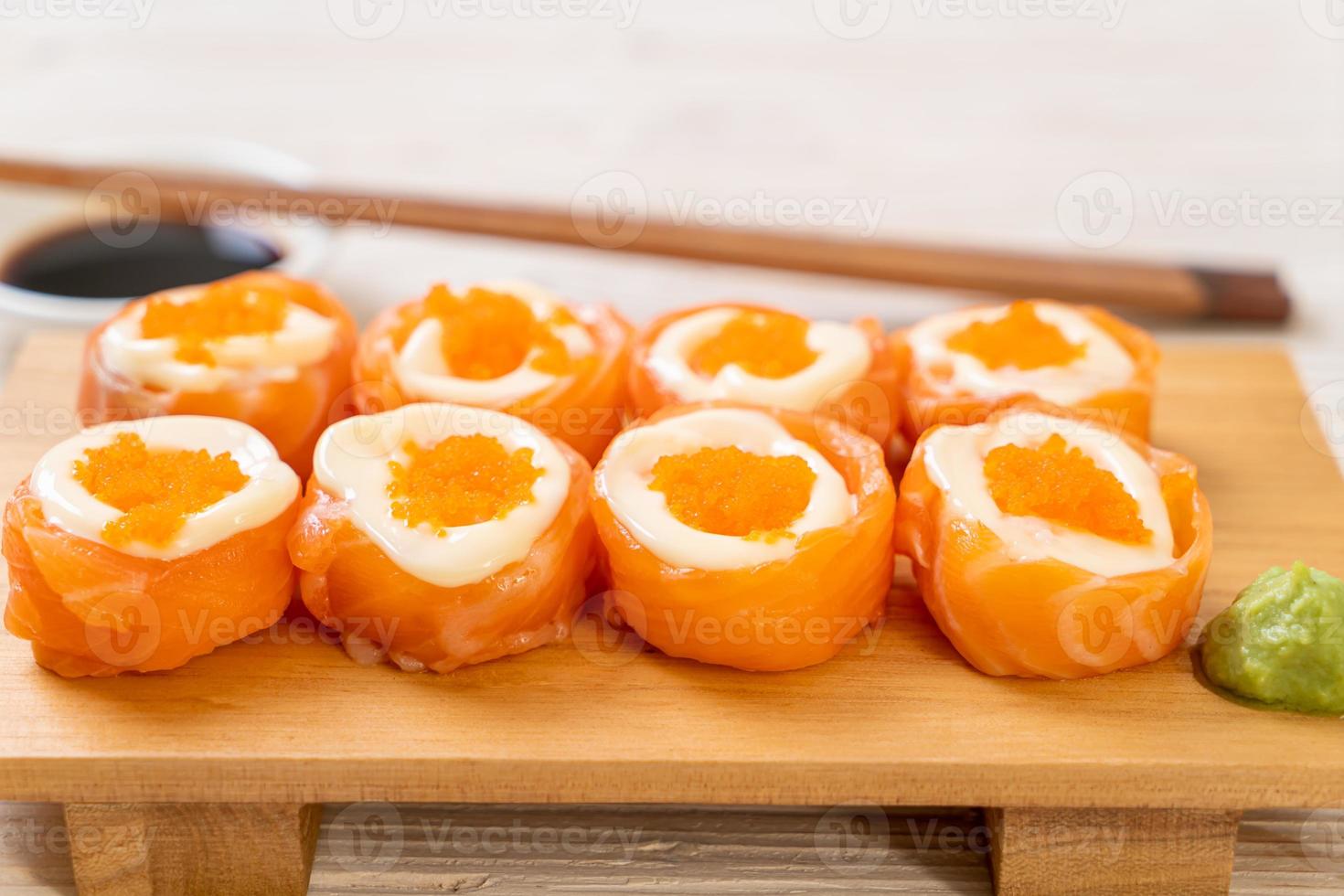 rotolo di sushi di salmone fresco con maionese e uovo di gamberi foto