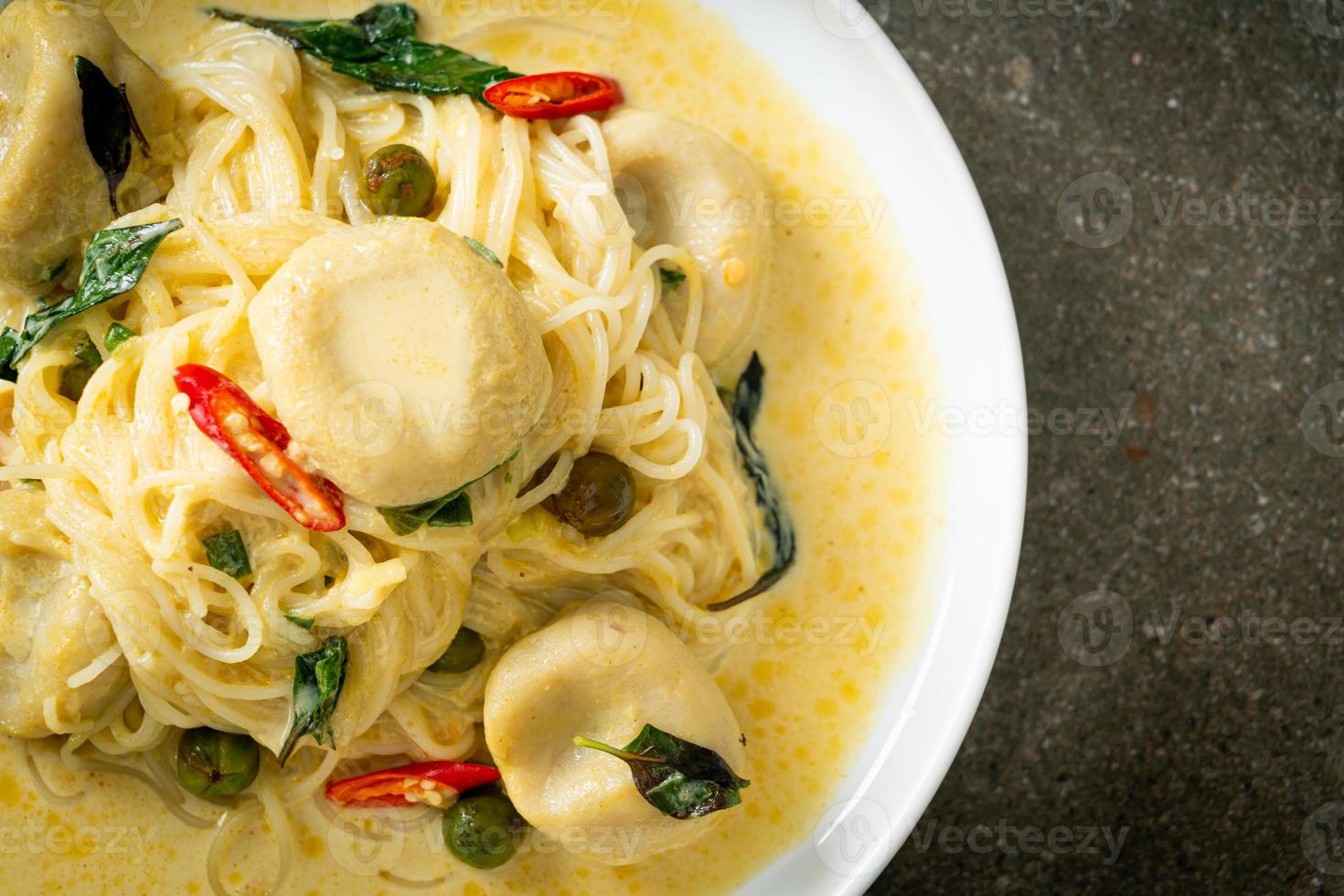 spaghetti di riso al curry verde e polpette di pesce foto