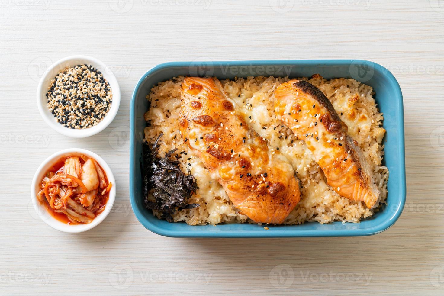 salmone con scodella di riso piccante al miso foto