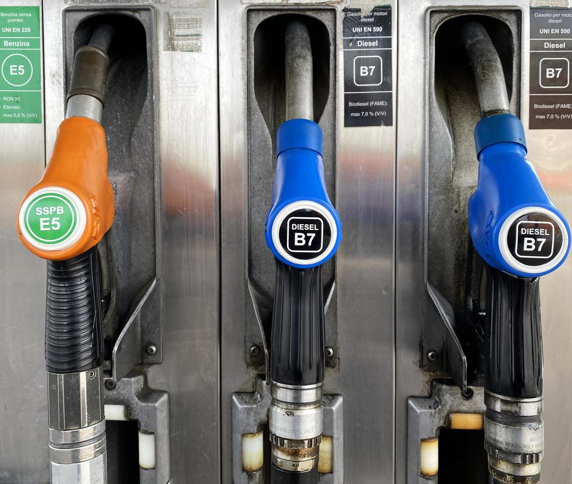 pompe del carburante alla stazione di servizio. europa, italia. concetto di aumento del costo del carburante foto