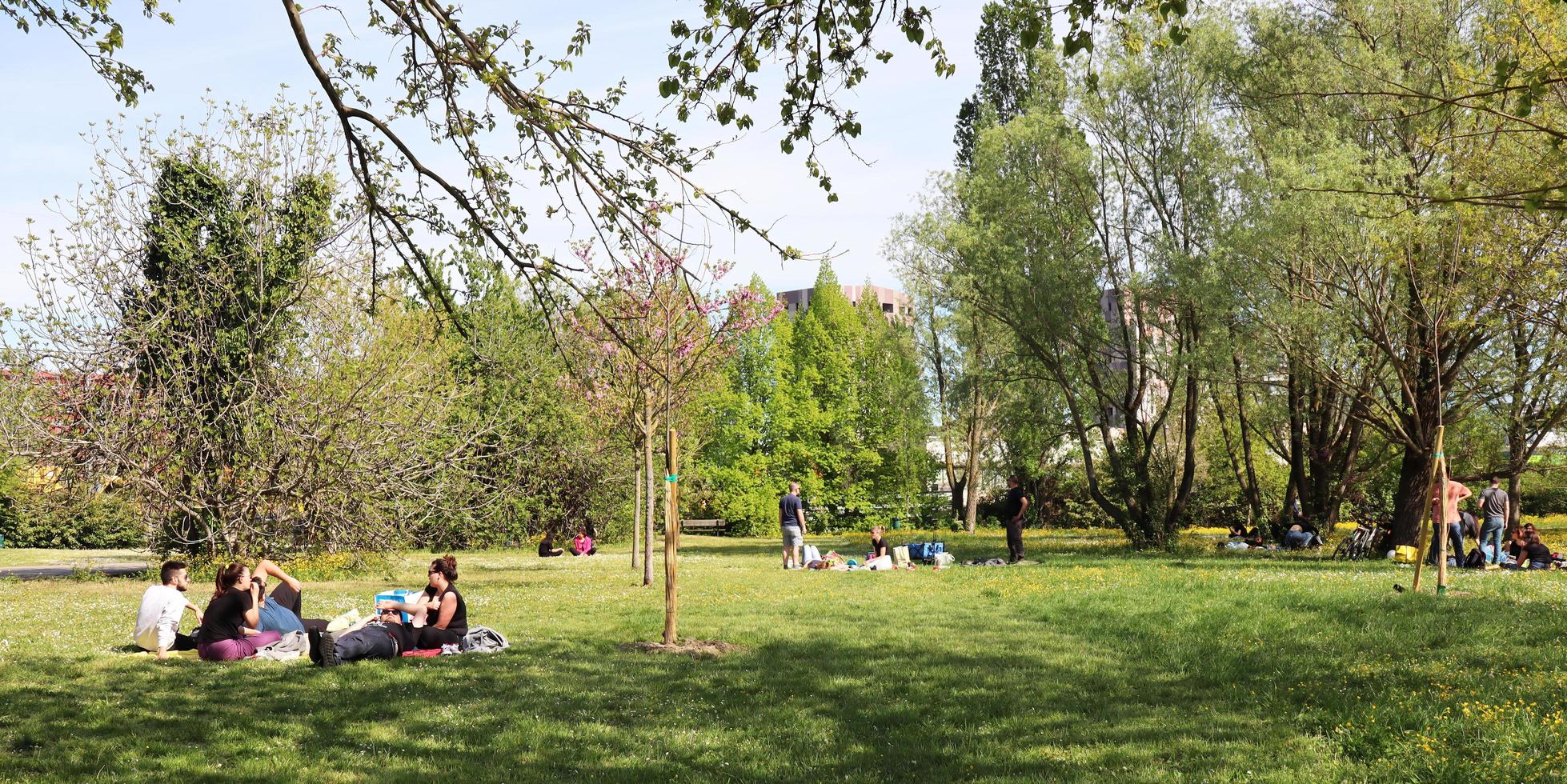 bologna, italia, 18 aprile 2022, persone che si rilassano sul prato del parco. riposando insieme nel parco dopo la pandemia. bologna, italia. foto