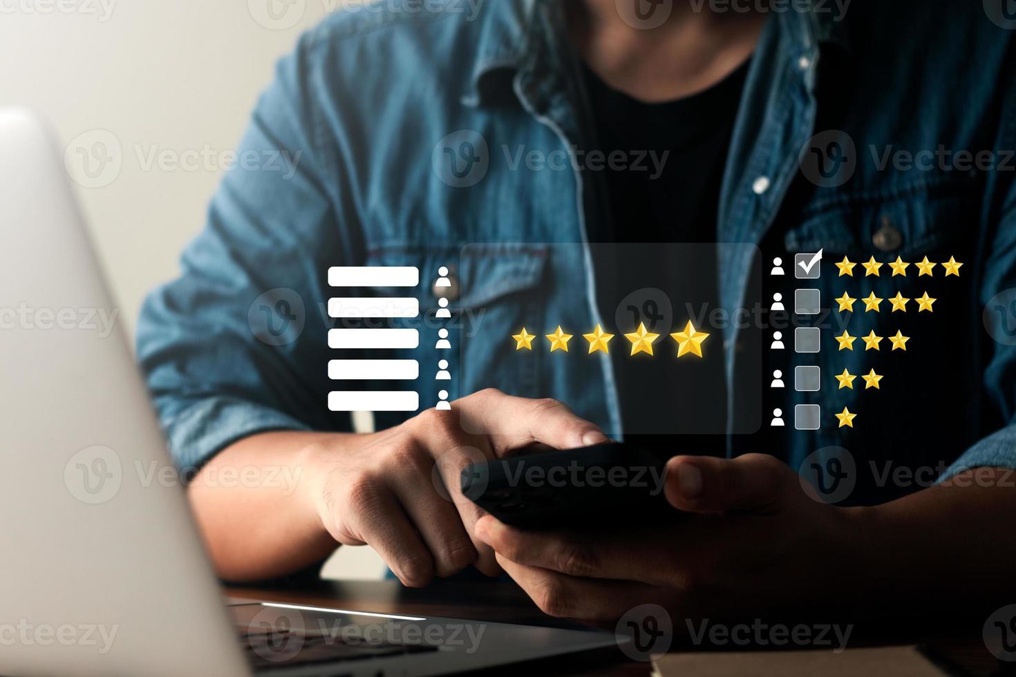 l'utente dà una valutazione all'esperienza del servizio sull'applicazione online, il concetto di sondaggio di feedback sulla soddisfazione delle recensioni dei clienti, il cliente può valutare la qualità del servizio che porta alla classifica della reputazione dell'azienda. foto